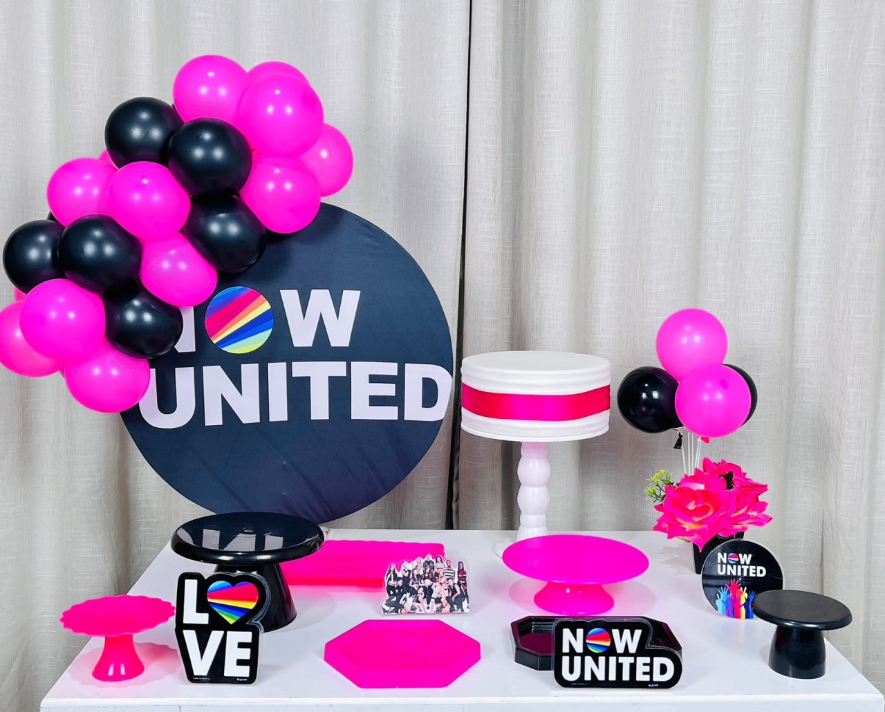 Kit Mesa Com Balão -  Now United 1 - É Só Um Bolinho Locações 