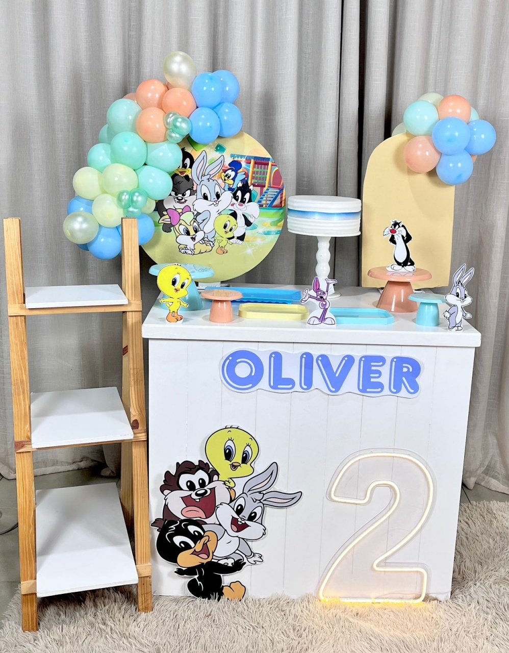 Kit Mini Festa Standard Com Balão - Loney Tunes  - É Só Um Bolinho Locações 