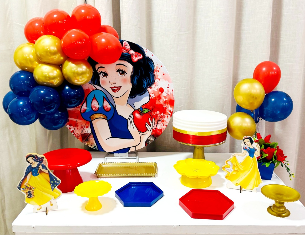 Kit Mesa Com Branca de Neve  - É Só Um Bolinho Locações 
