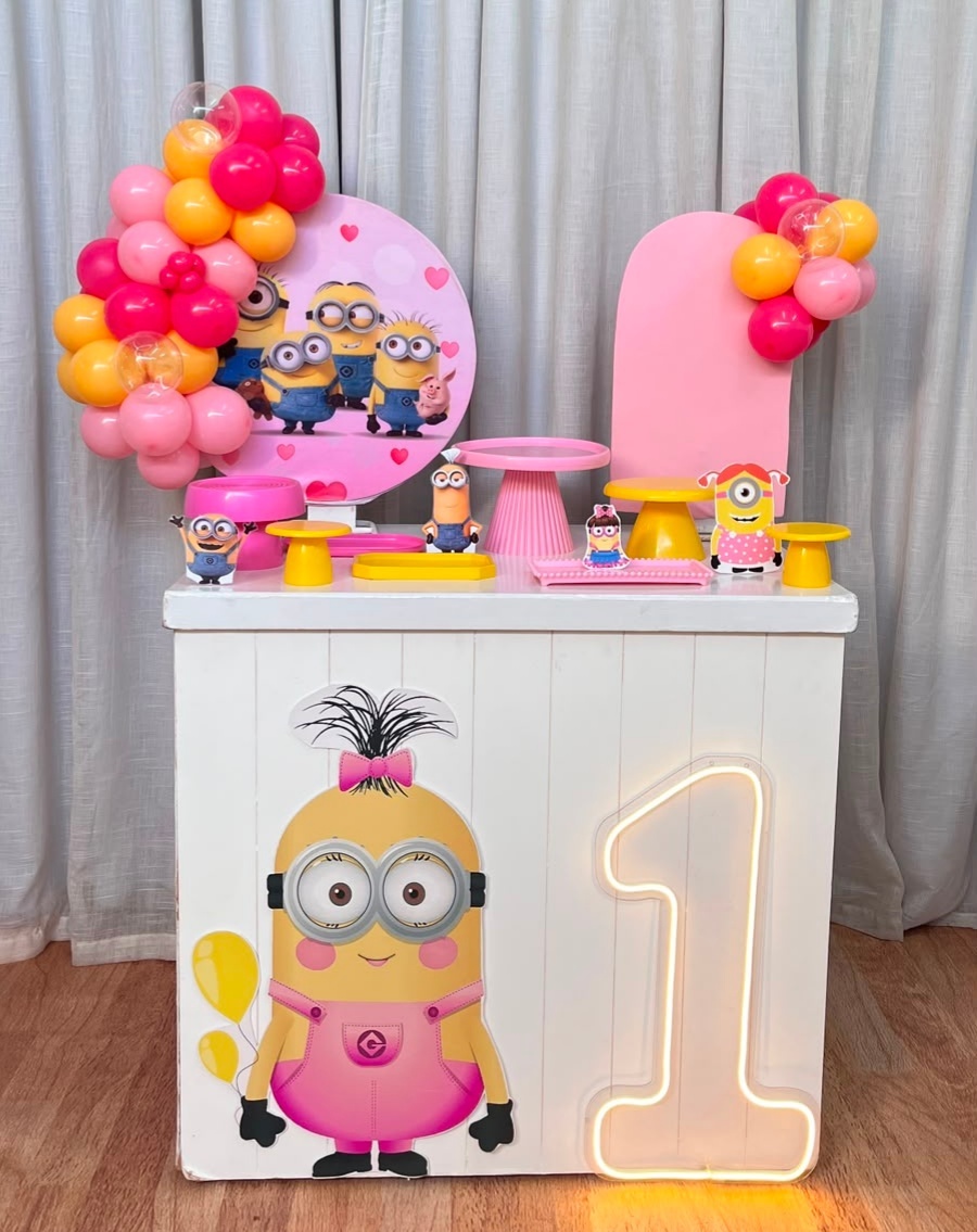 Kit Mini Festa Basic Com Led -Minions Feminino - É Só Um Bolinho Locações 