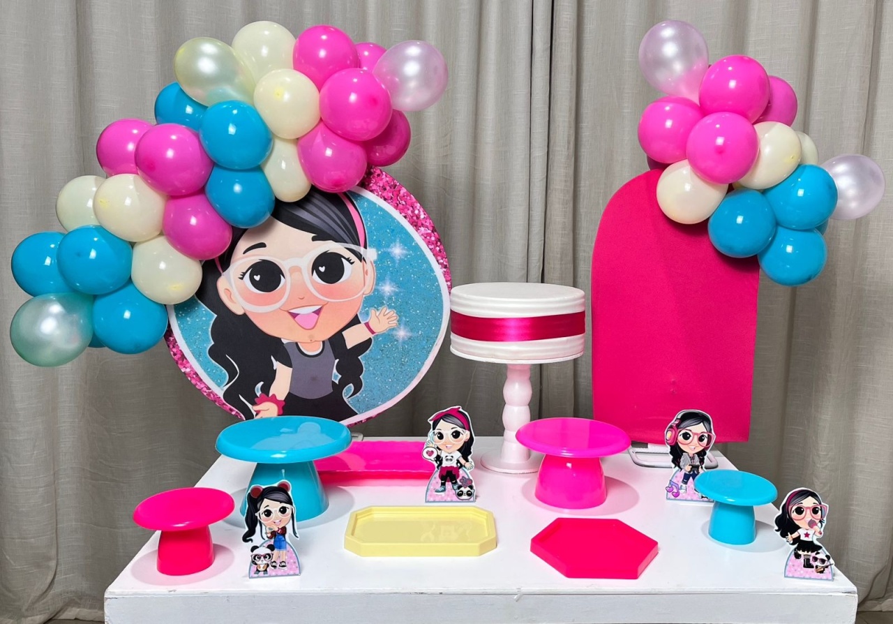 Kit Mesa Premium Com Balão - Luluca  - É Só Um Bolinho Locações 