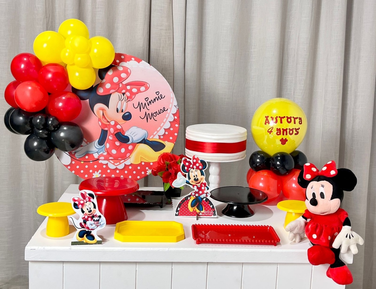 Kit Mesa Box de Balão - Minnie 4 - É Só Um Bolinho Locações 