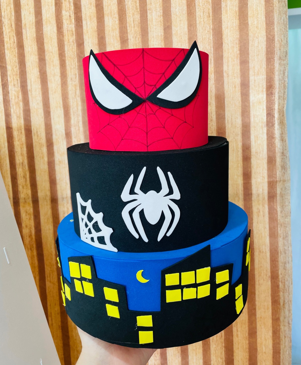 Bolo Fake Homem Aranha - karoline pedroso festas