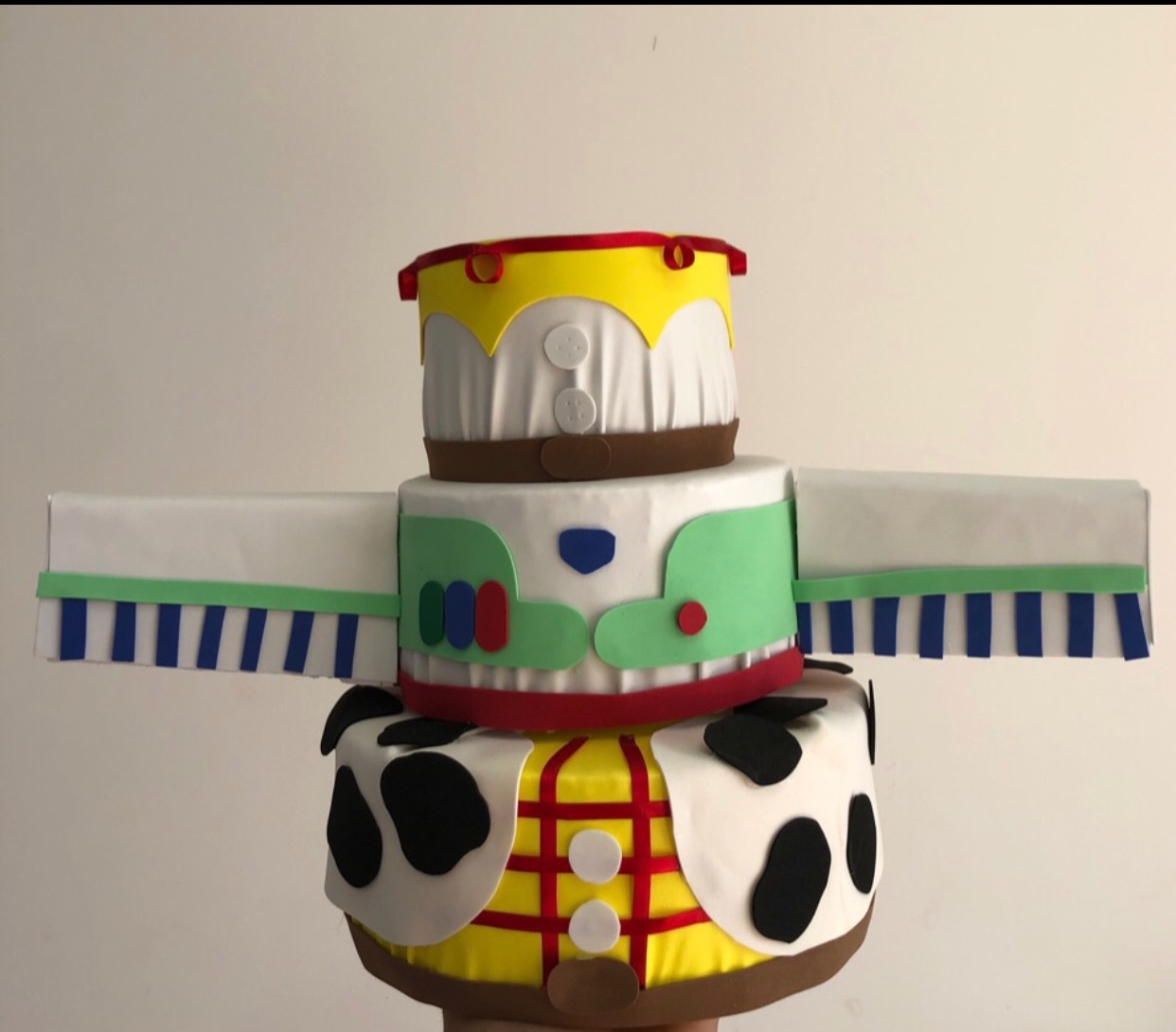 Bolo Fake Toy Story  - karoline pedroso festas