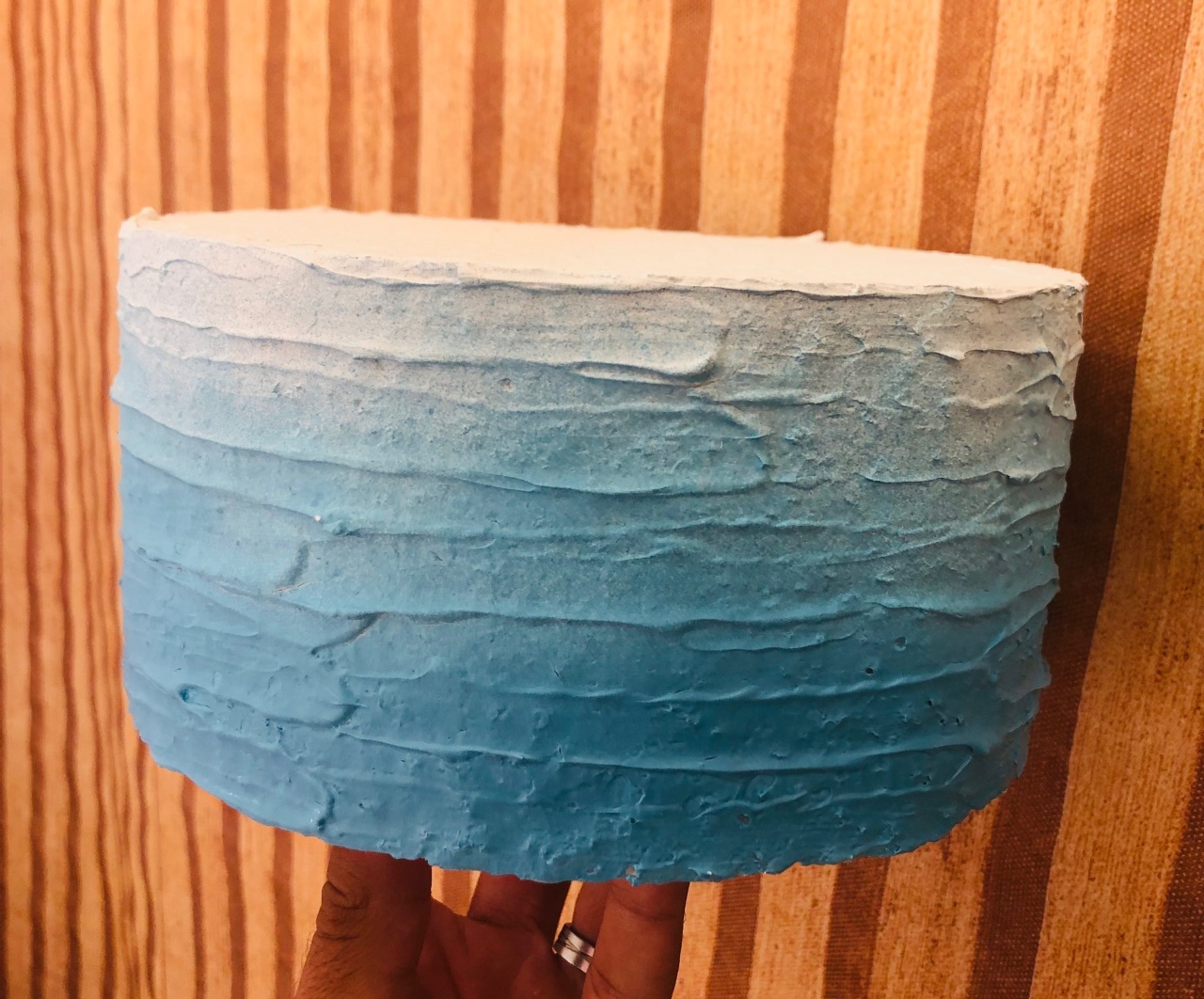 Bolo Fake Azul Bebê  - karoline pedroso festas
