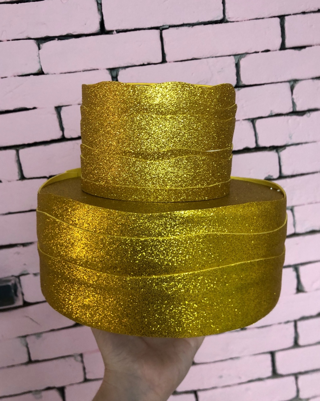 Bolo Fake Dourado - karoline pedroso festas