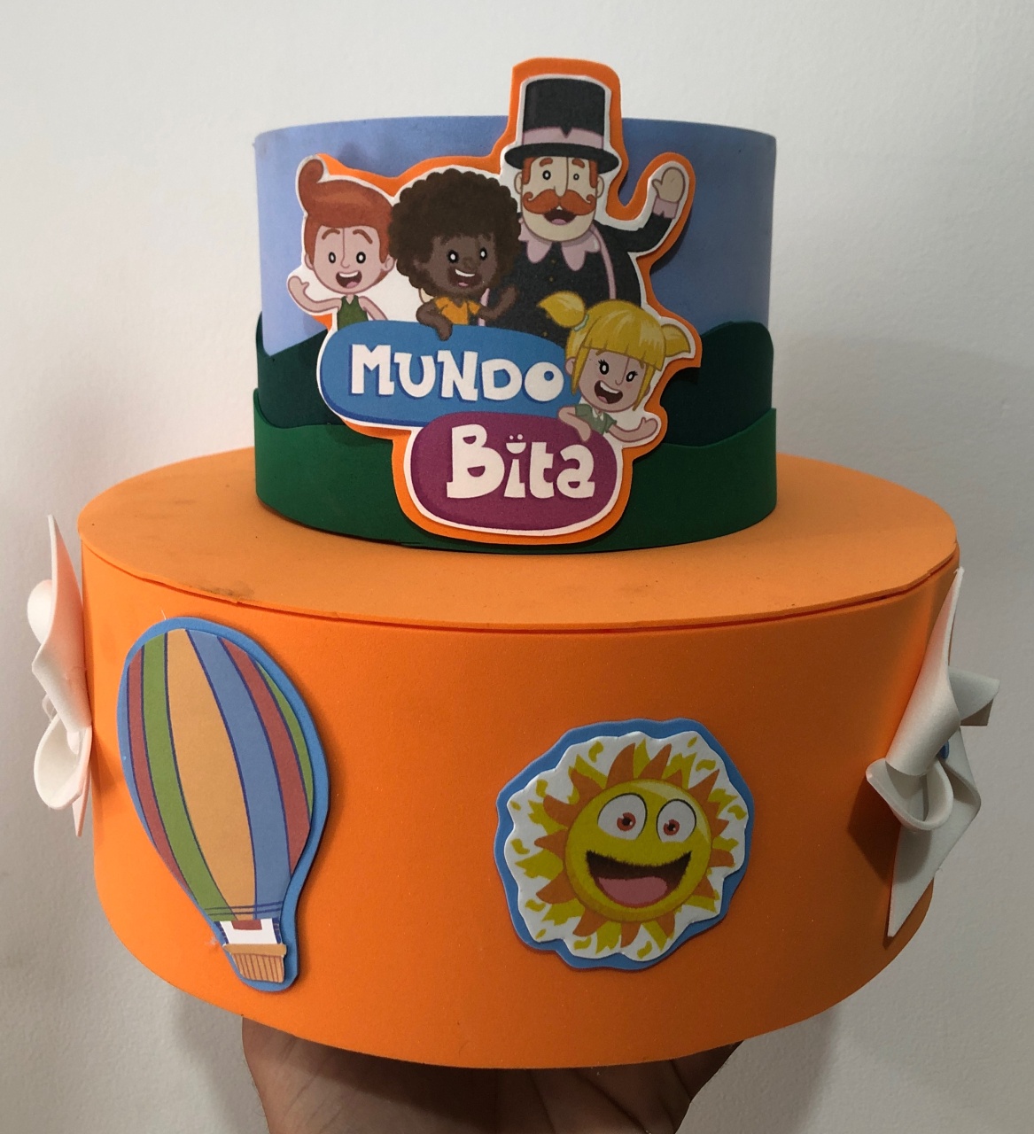 Bolo Fake Mundo Bita  - karoline pedroso festas
