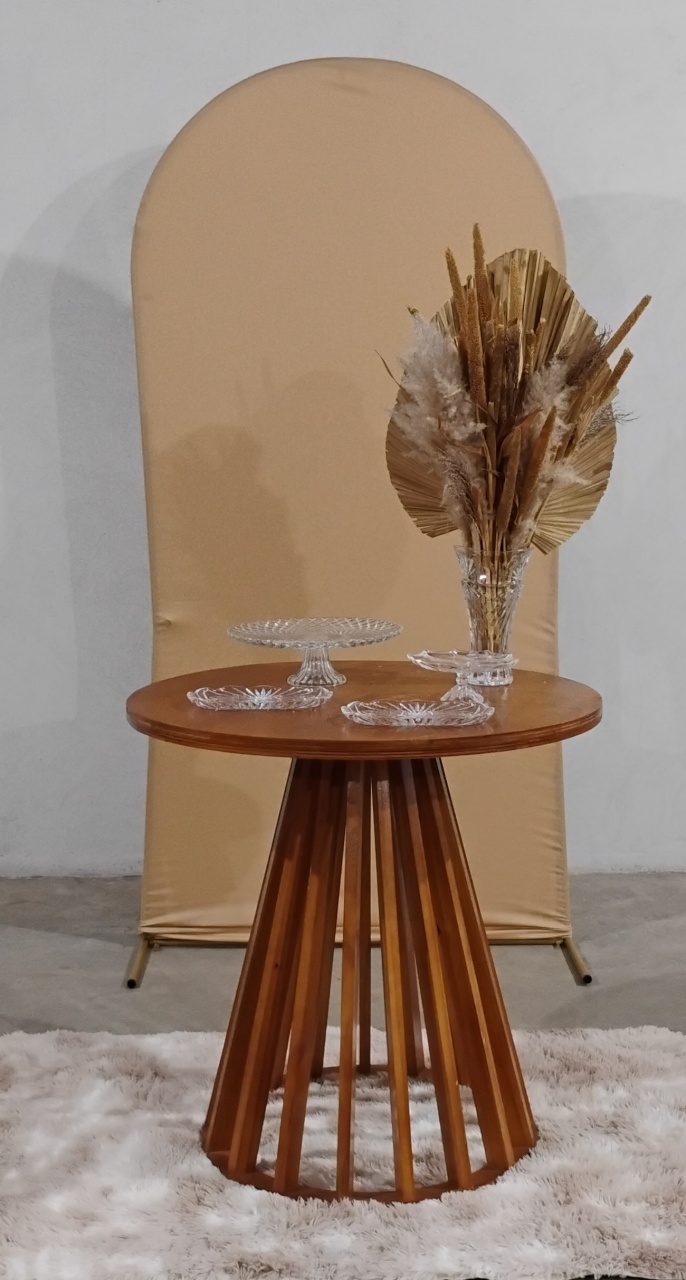 Composição Adulto  Romano Creme Com Mesa Cone - MM Pegue e Monte e locação 