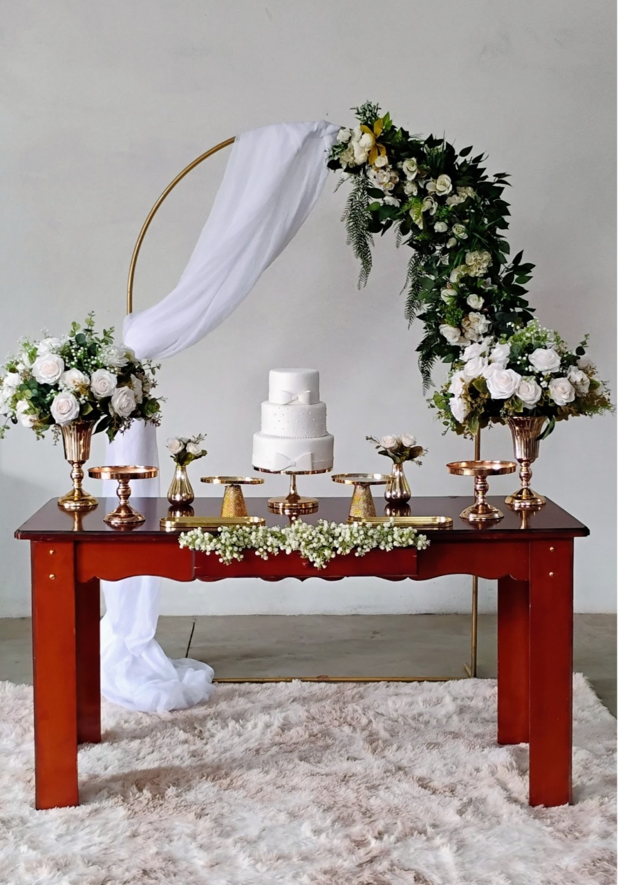 Composição Casamento Mesa Verniz Gaveta Arco Vazado Flores Champagne - MM Pegue e Monte e locação 