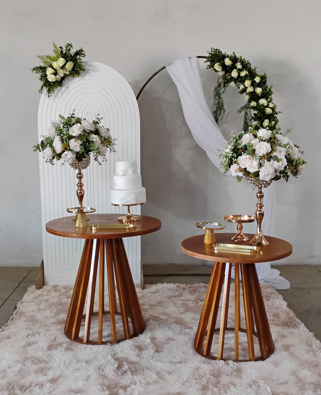 Composição Casamento Arco Florar E Painel Branco Riscado - MM Pegue e Monte e locação 
