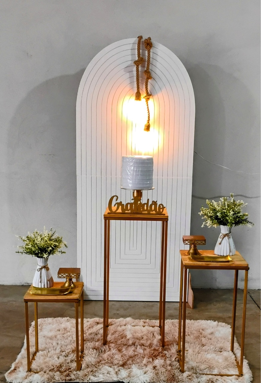 Kit Painel Riscado Com Luzes Mesas Cubo Branco E Dourado - MM Pegue e Monte e locação 
