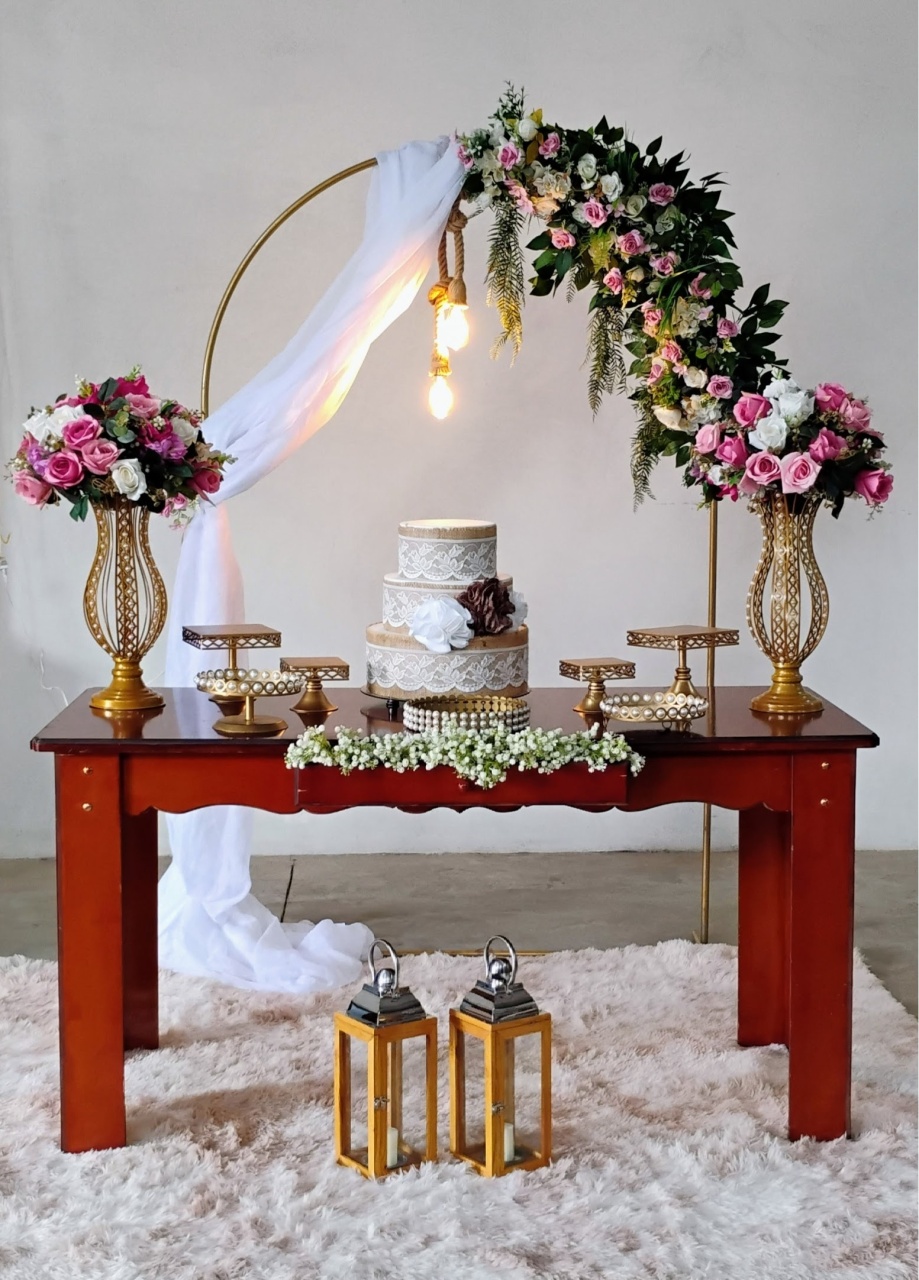 Composição Casamento Mesa Verniz Peças  Douradas Ferro - MM Pegue e Monte e locação 