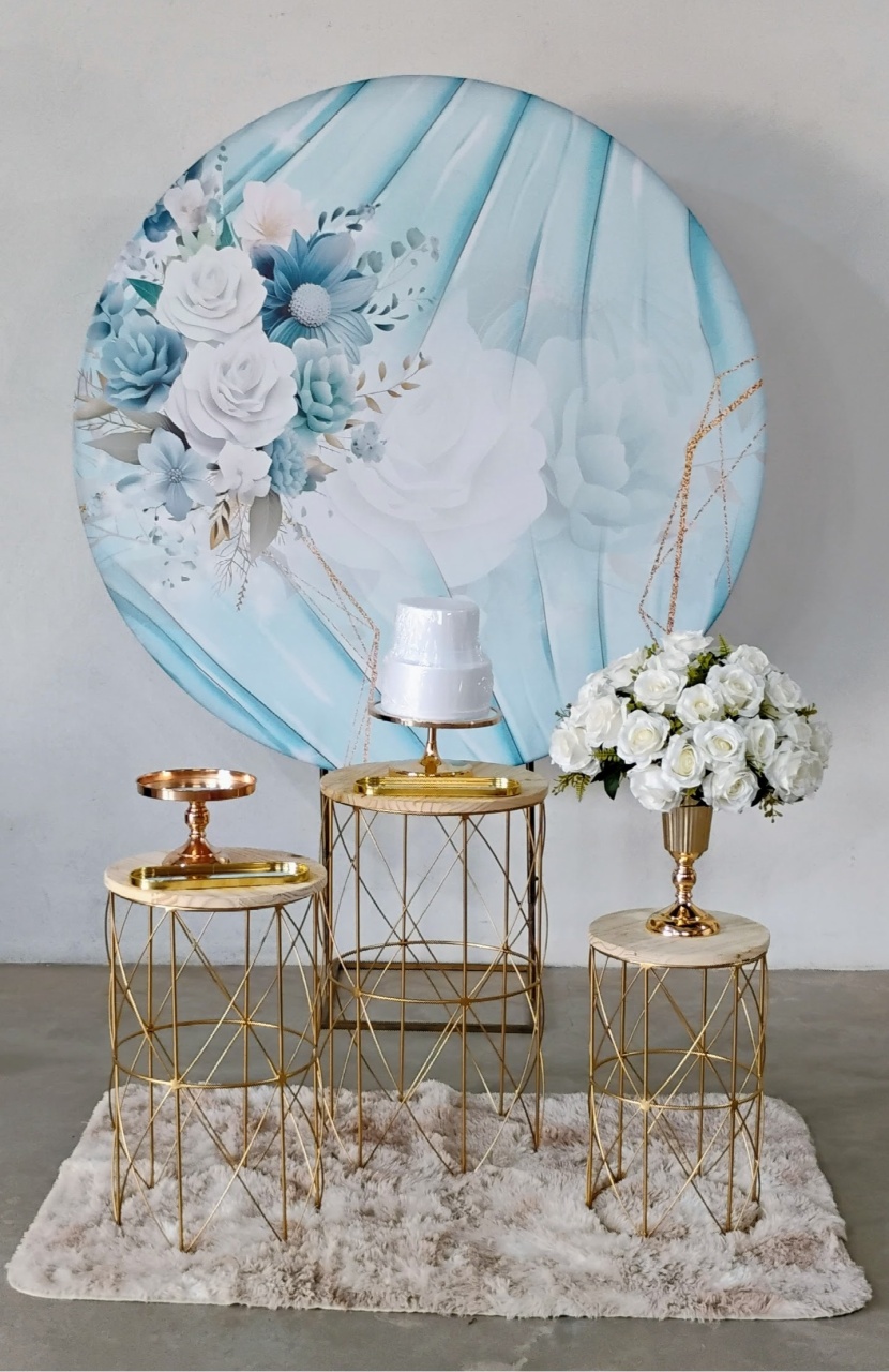 Kit Floral Azul Com Mesinha de Ferro Redondas - MM Pegue e Monte e locação 