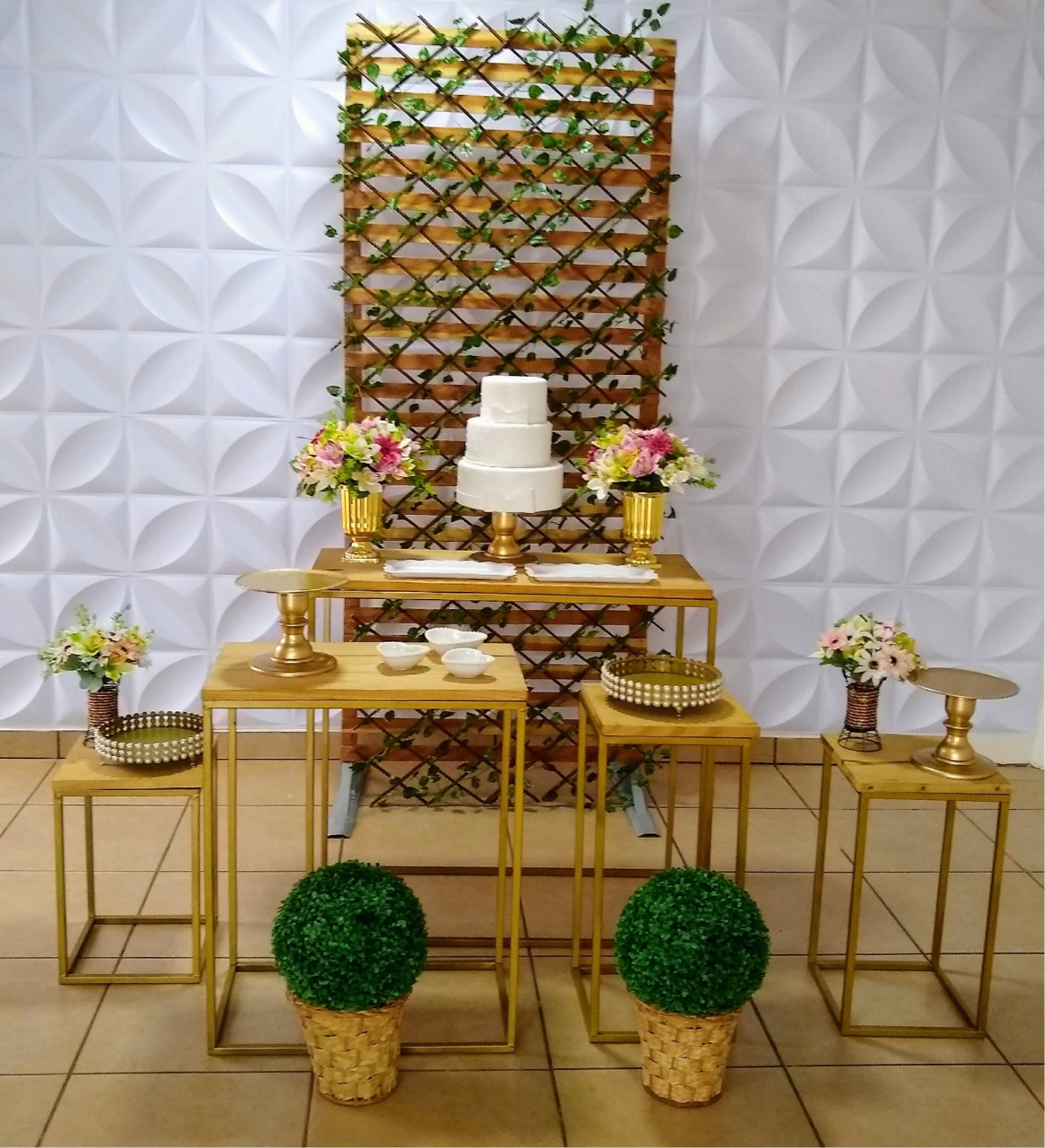 Composição Casamento Painel Ripado Com Folhagem  Mesas Cubo - MM Pegue e Monte e locação 