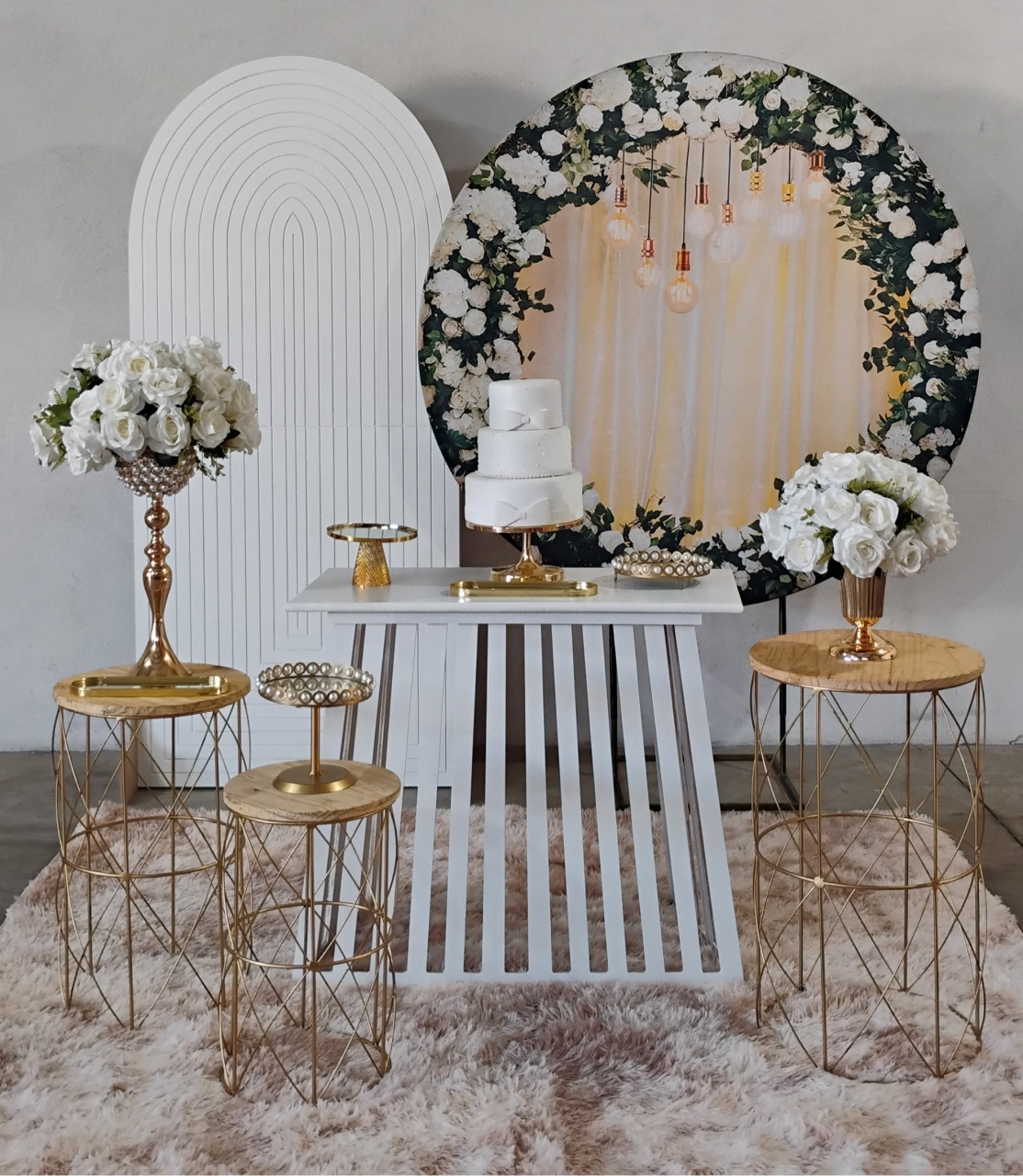 Composição Casamento Painel Romano Ripado Branco Com Mesa Ripada Branca - MM Pegue e Monte e locação 