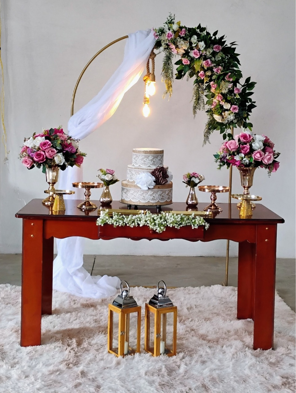 Composição Casamento Mesa Verniz Gaveta Arco Vazado Flores Rosé - MM Pegue e Monte e locação 