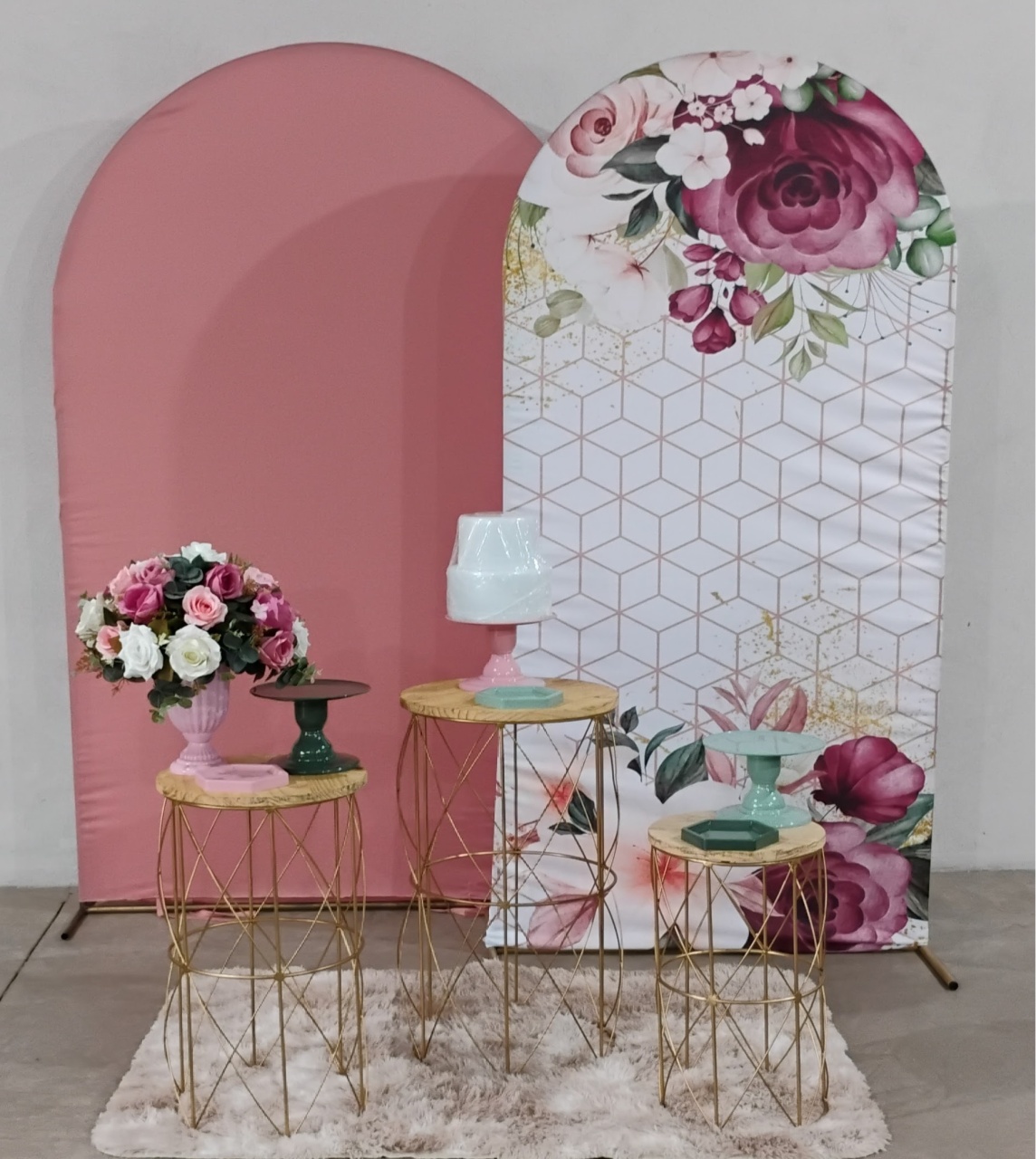 Kit Romano Floral Marsala Com Rosé Mesas Redondas - MM Pegue e Monte e locação 