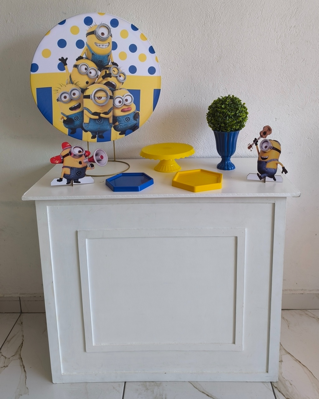 Mini Kit Minions Com Mesa - Wire Love Decor