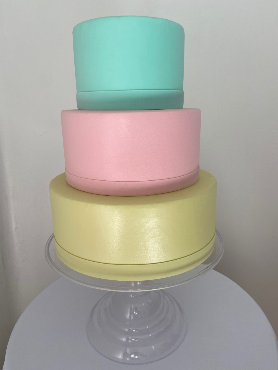 Bolo Fake Cores Candy 3 Andares  - A FESTA E DECORAÇÃO
