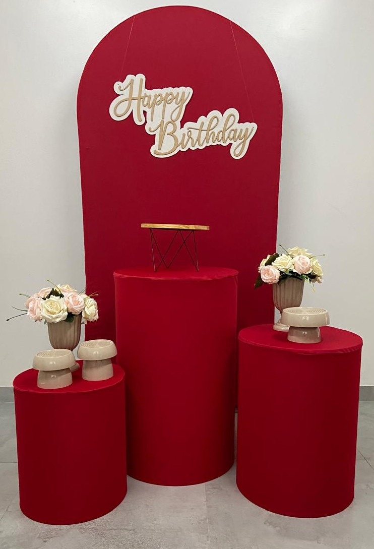 Kit Vermelho, Painel Romano Com Trio de Cilindros - A FESTA E DECORAÇÃO