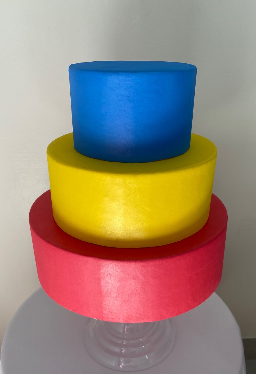 Bolo Fake Cores Heróis 3 Andares  - A FESTA E DECORAÇÃO