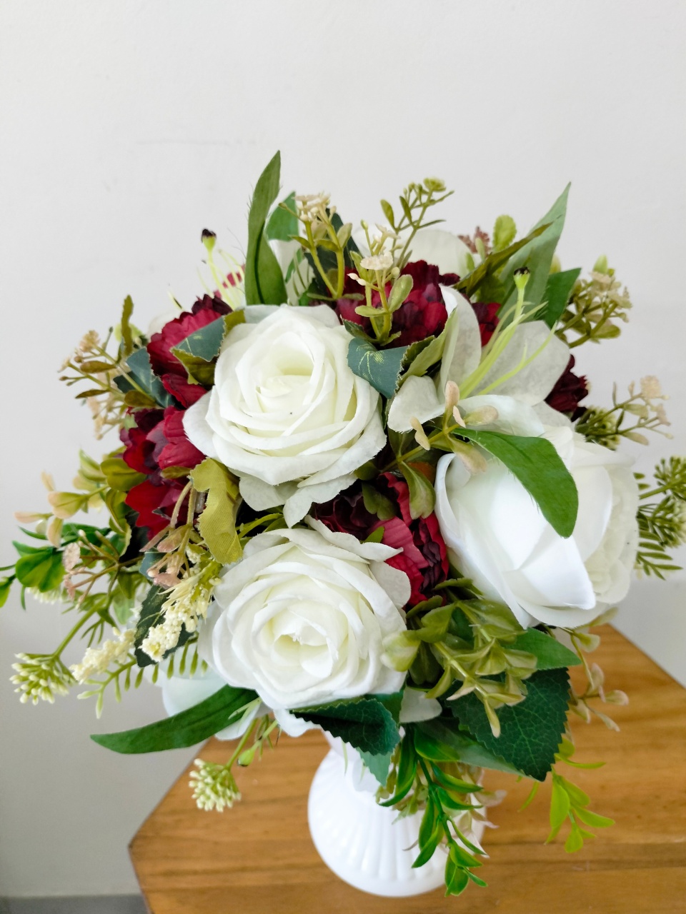 Arranjo de Flor Marsala E Branco  - A FESTA E DECORAÇÃO