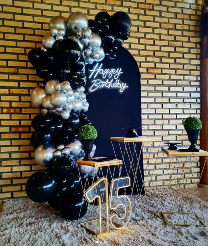 Kit Romano Preto Com Mesas Metal Preta Com Arco de Balões - A FESTA E DECORAÇÃO