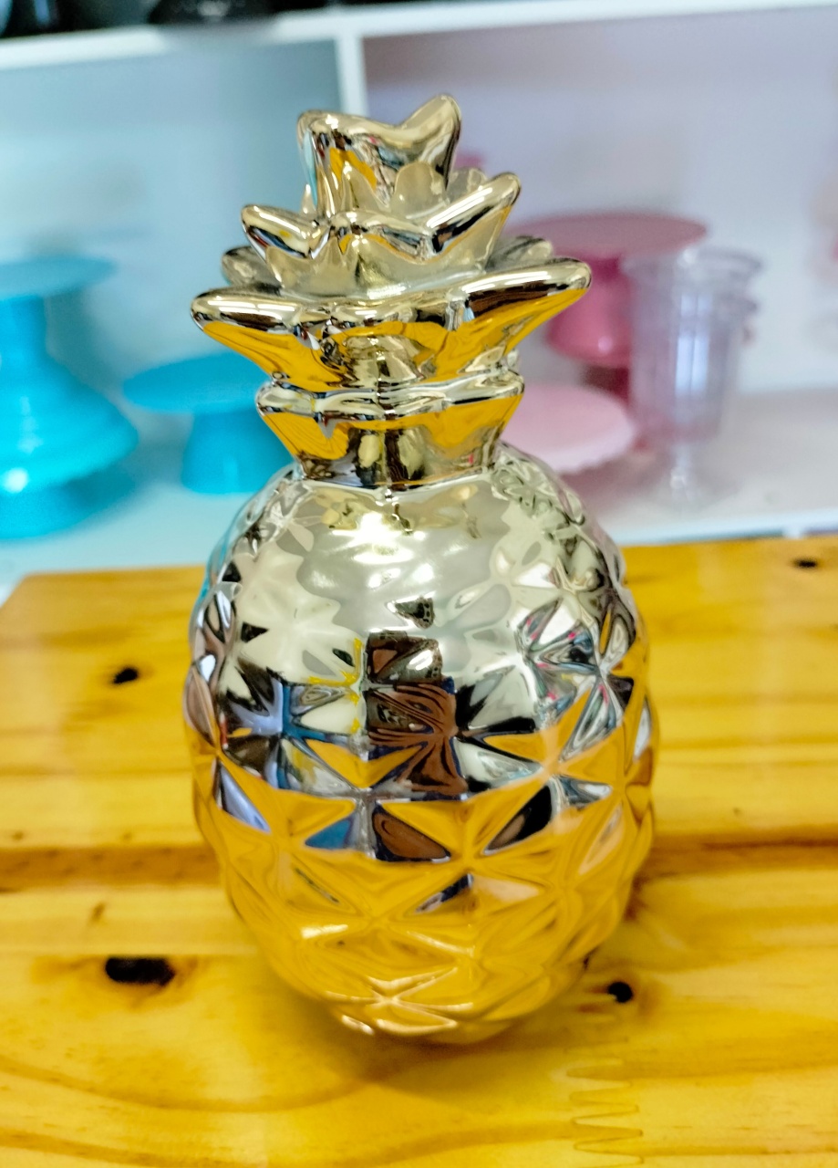 Abacaxi  Dourado - A FESTA E DECORAÇÃO