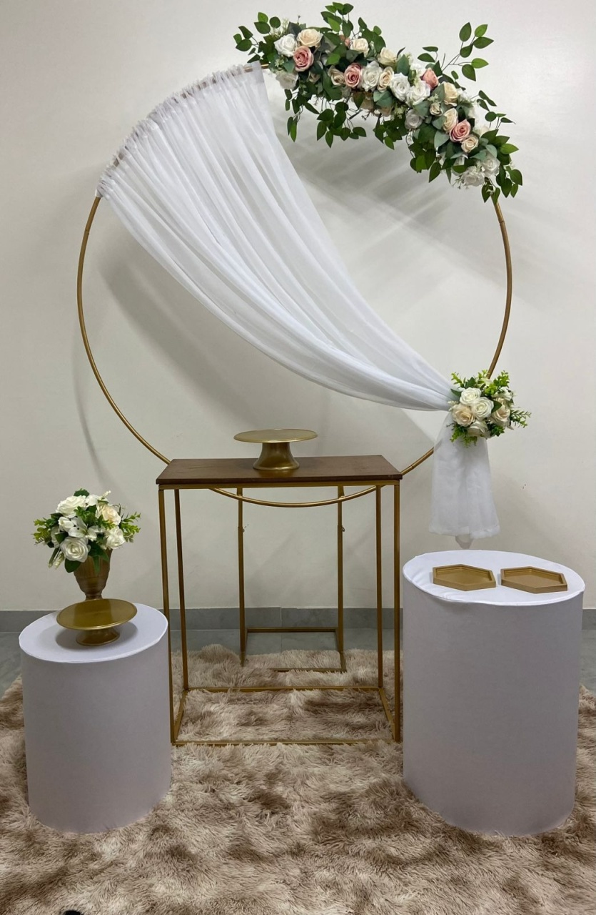 Kit Completo Cortina Branca Com Flores No Painel Redondo Com Cilindros E Mesa - A FESTA E DECORAÇÃO