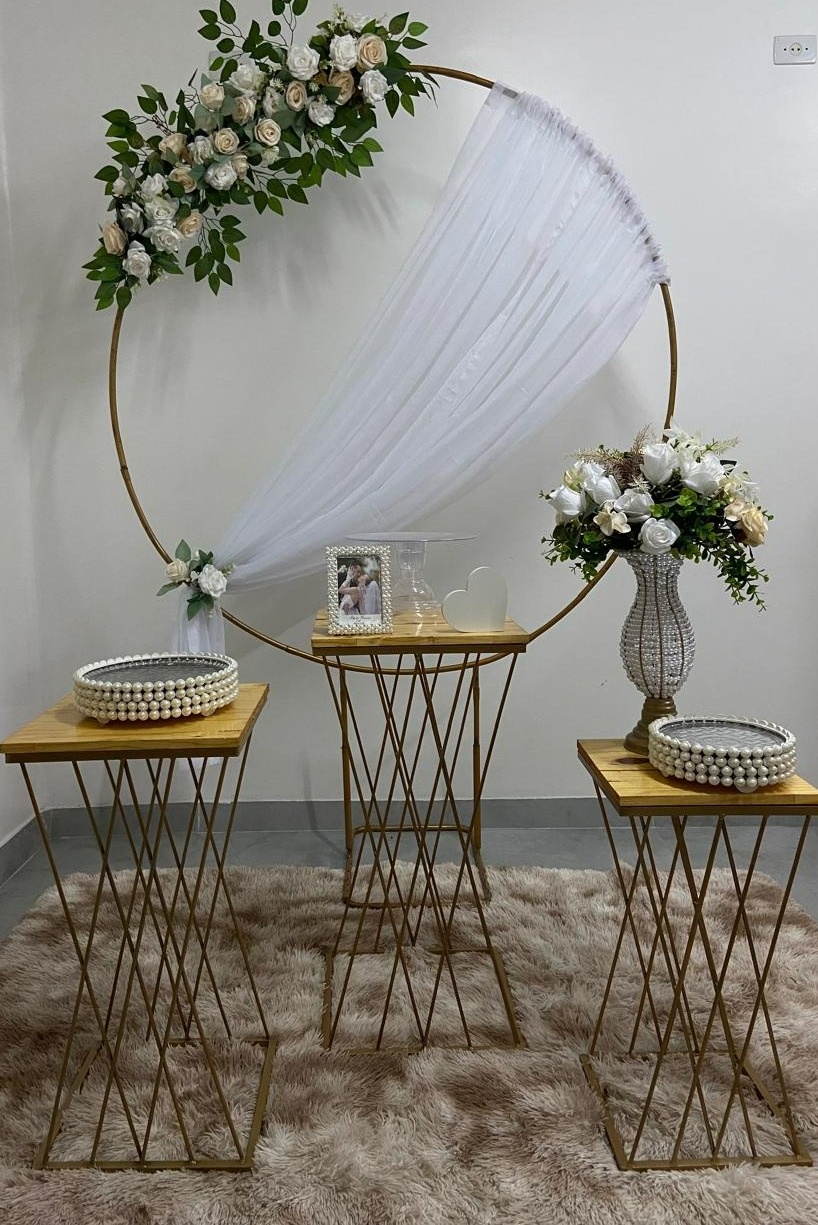 Kit Redondo Com Cortina Branca Com Flores E Mesa Aramada - A FESTA E DECORAÇÃO