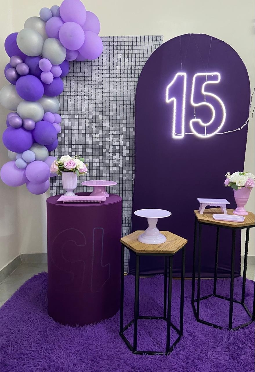Kit  15 Anos Prata E Roxo Luxo Com Balões - A FESTA E DECORAÇÃO