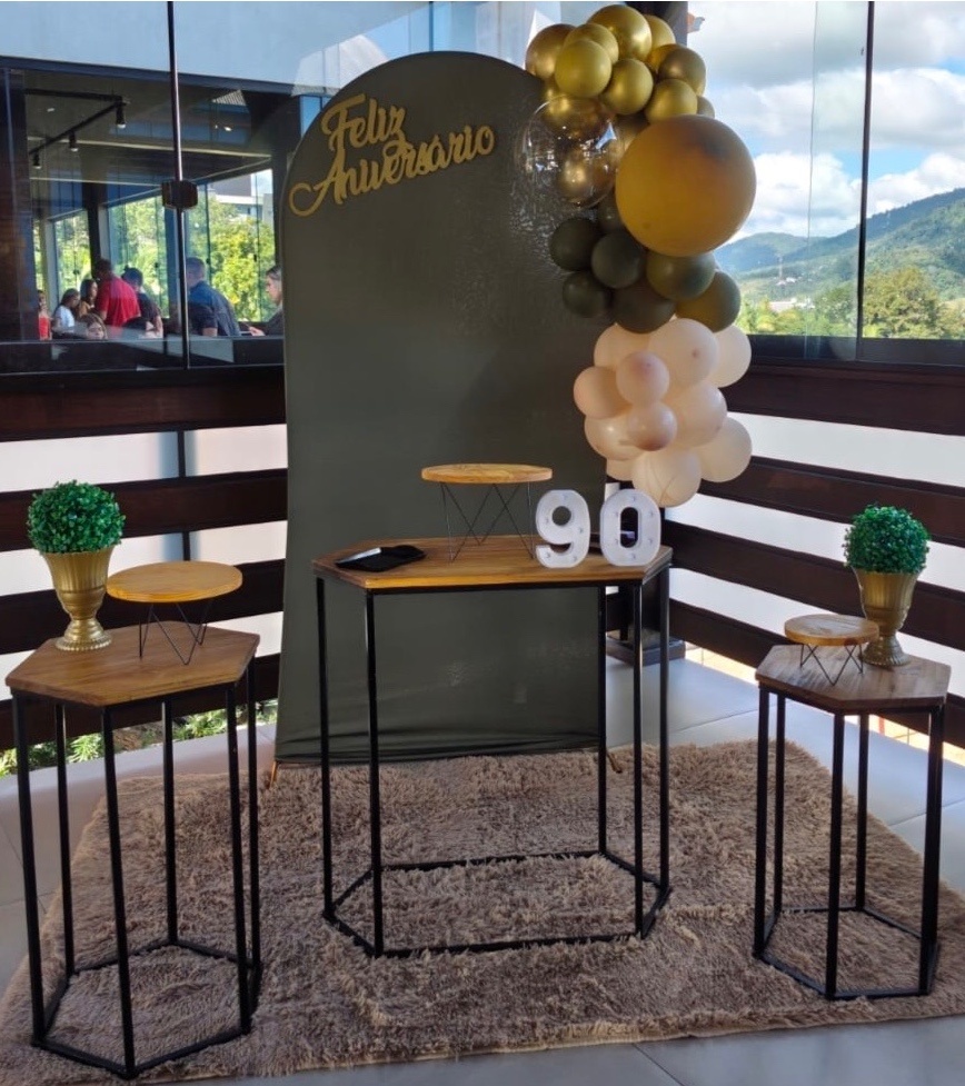 Kit Romano Verde Oliva Com Mesas Metal Preta Com Arco de Balões - A FESTA E DECORAÇÃO