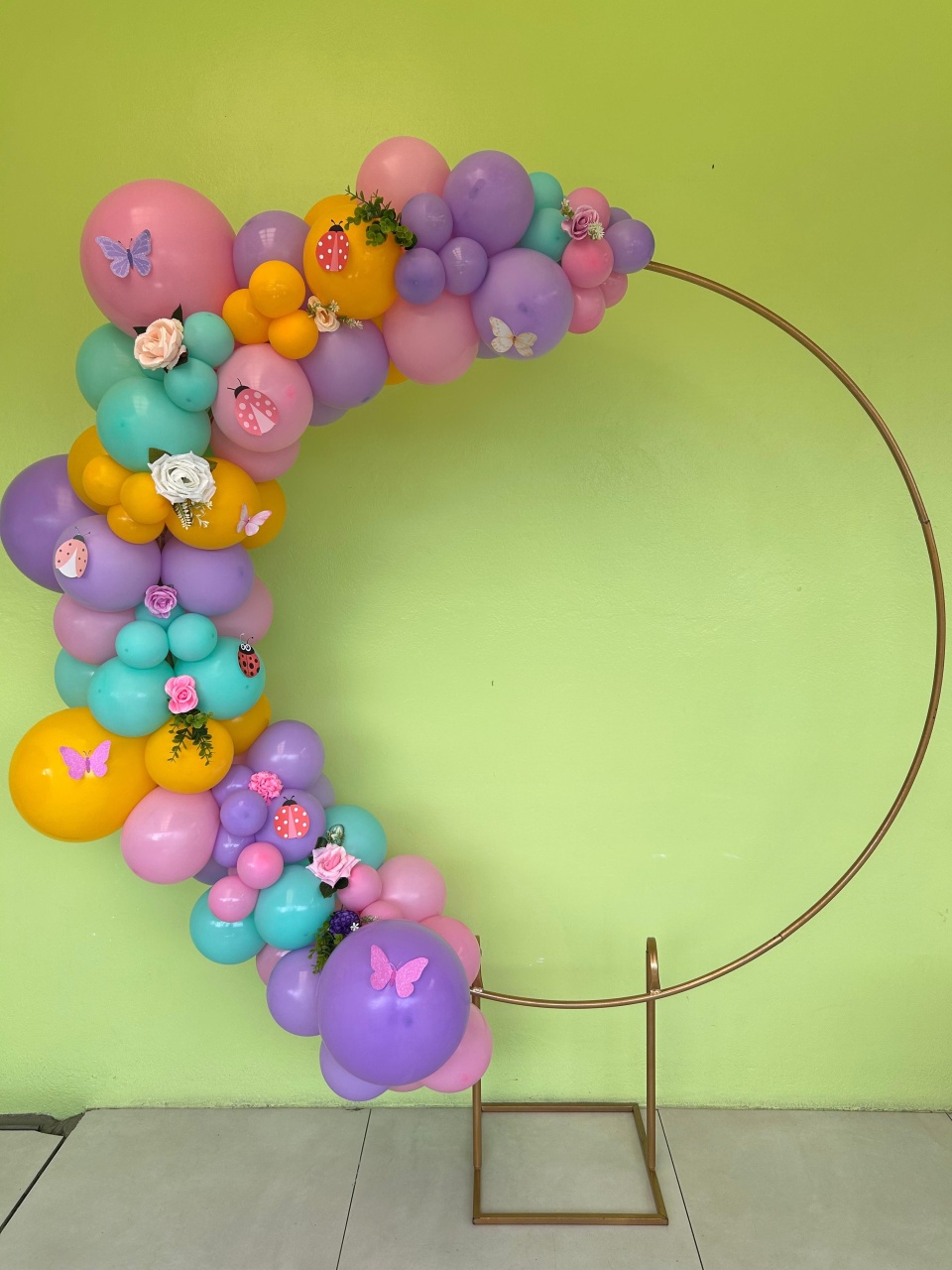 Arco de Balões Em Meio Painel Redondo - A FESTA E DECORAÇÃO