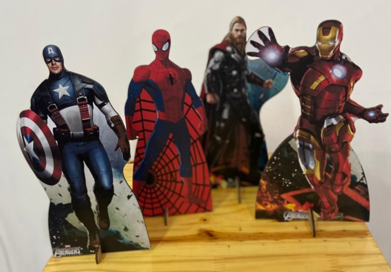 Display Vingadores - A FESTA E DECORAÇÃO