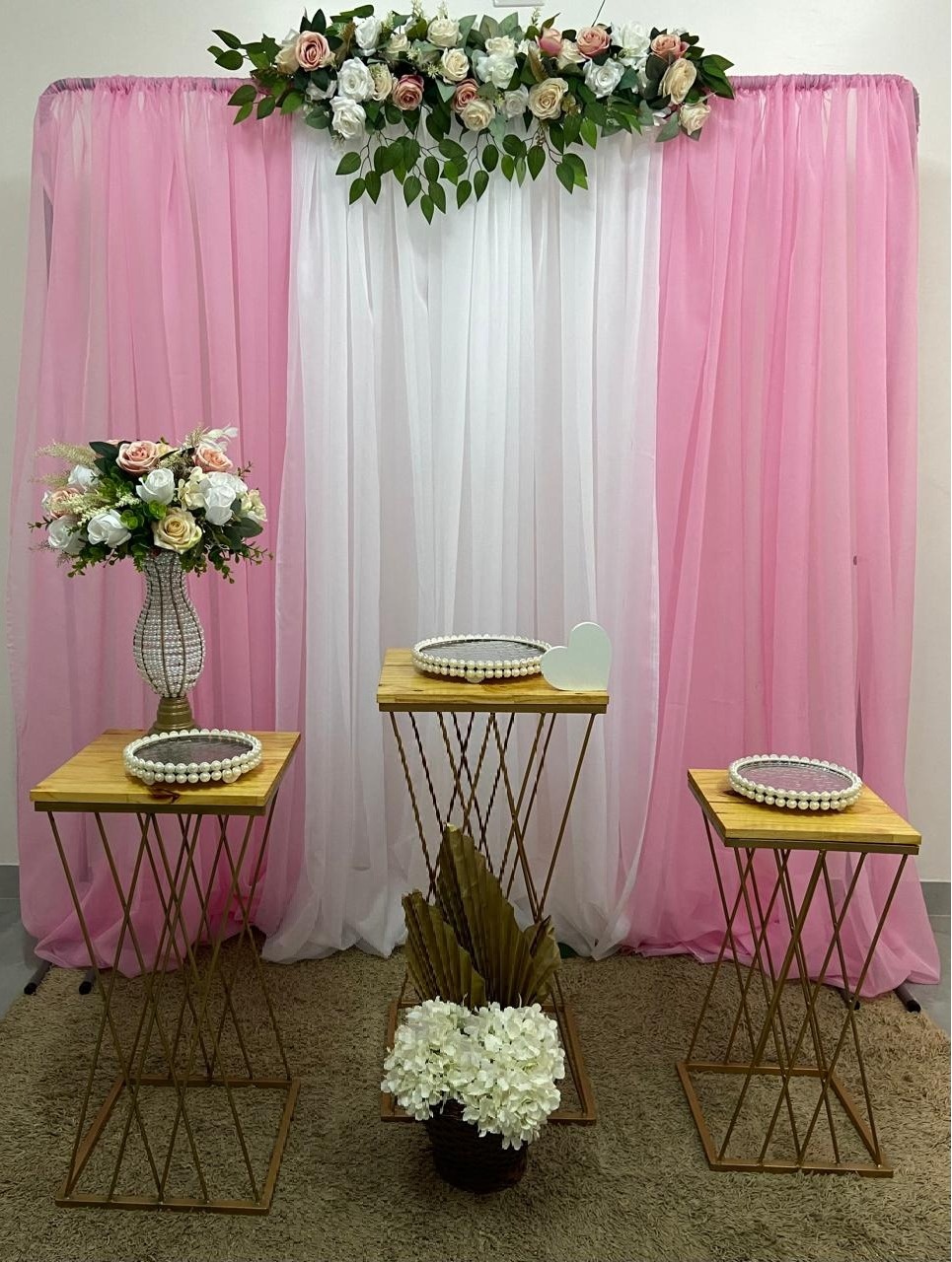 Kit Gg Cortina Branca E Rosa Com Mesas Aramadas  - A FESTA E DECORAÇÃO