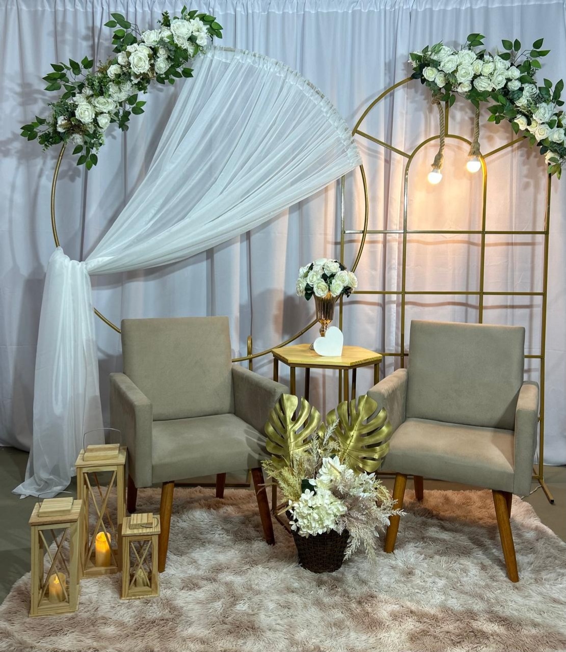 Kit Painel Redondo Com Janela Com Cortina E Flores Brancas (Poltronas) - A FESTA E DECORAÇÃO