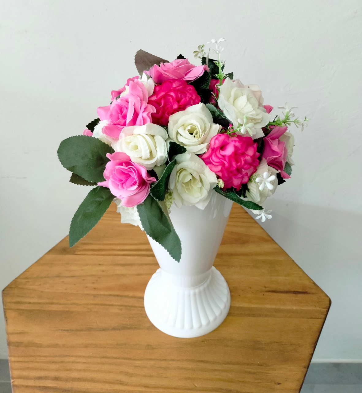 Arranjo de Flor Pink E Branco  - A FESTA E DECORAÇÃO
