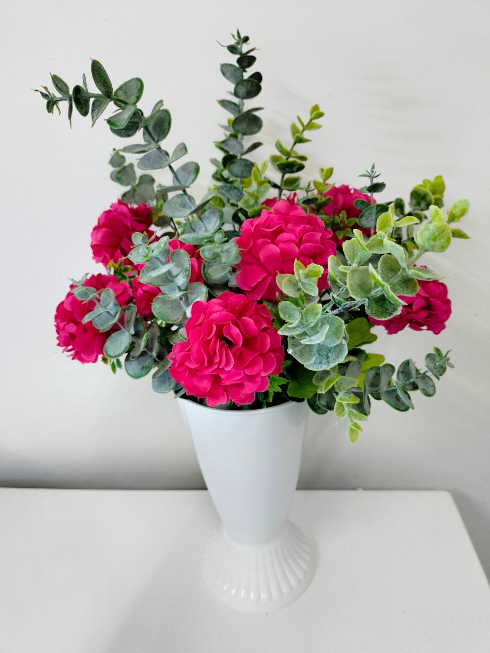 Arranjo de Flor Rosa Choque E  Folhagem  - A FESTA E DECORAÇÃO