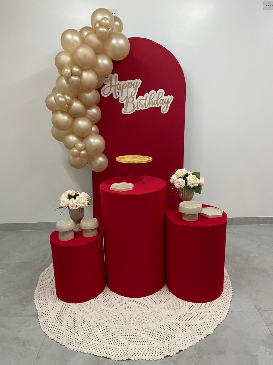 Kit Luxo Vermelho, Painel Romano Com Trio de Cilindros  - A FESTA E DECORAÇÃO
