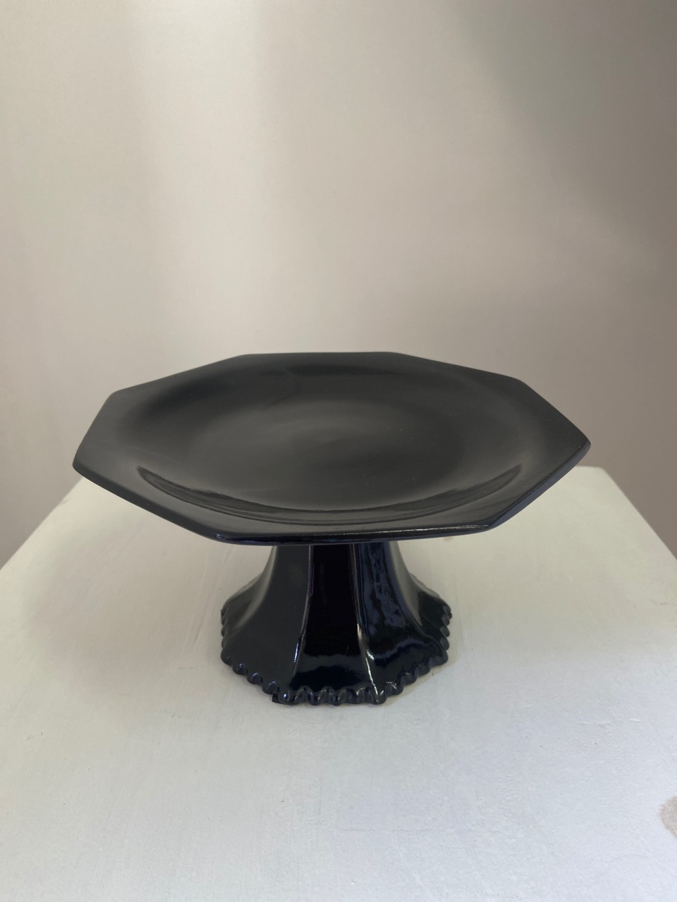Bandeja Alta Oitavada Ceramica Preta M  - A FESTA E DECORAÇÃO