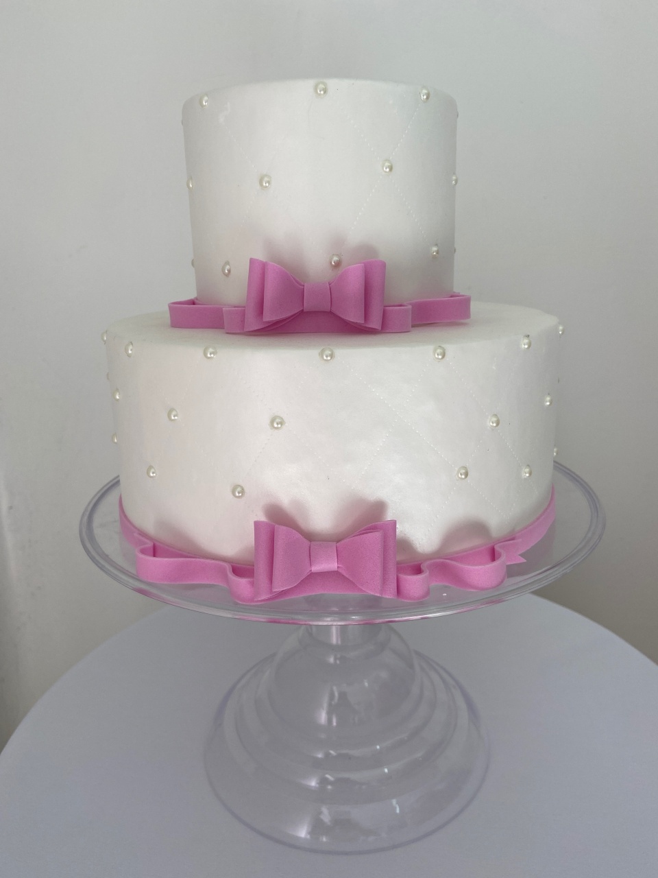 Bolo Fake Rosa E Branco - A FESTA E DECORAÇÃO