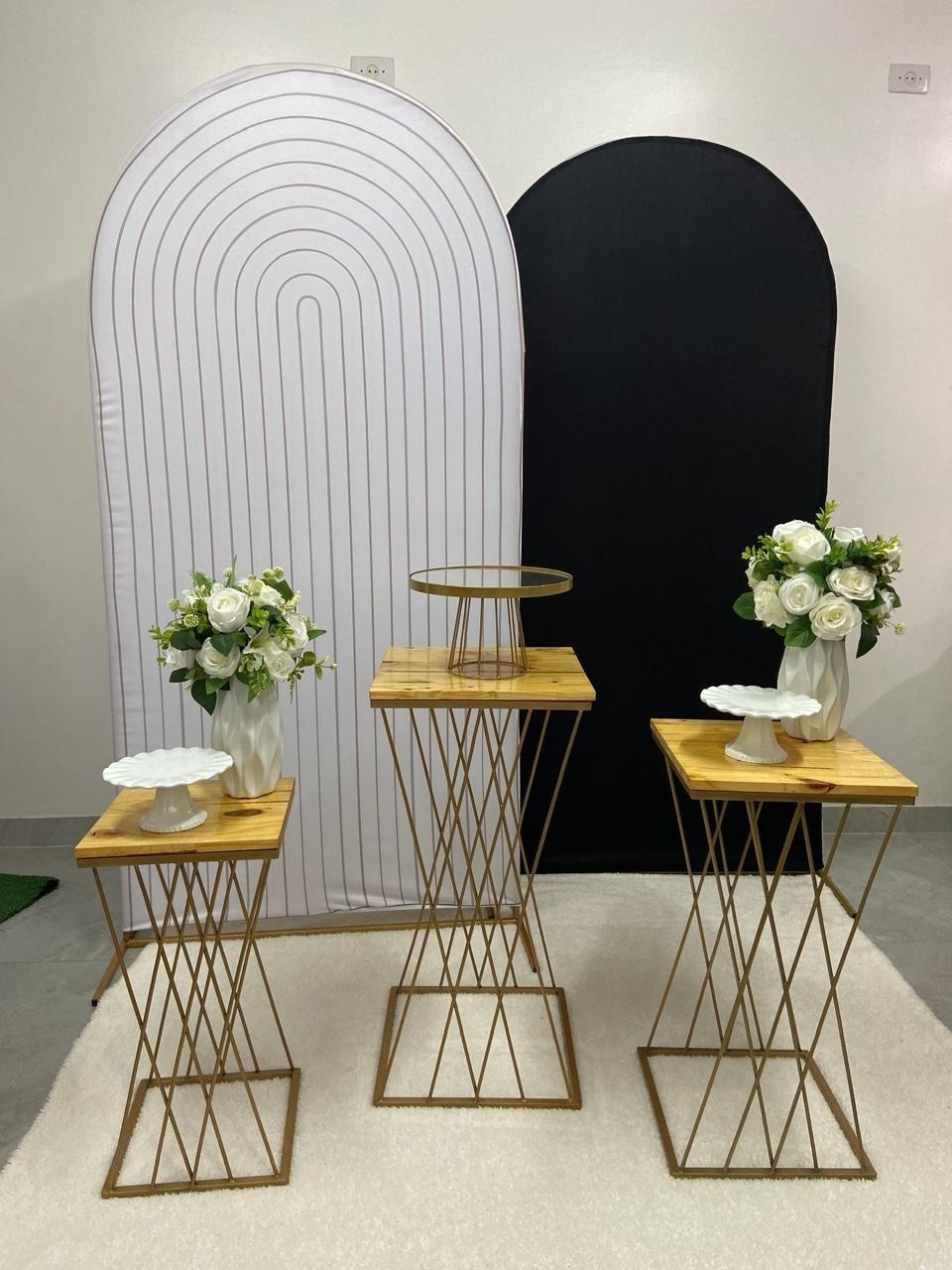 Kit Paineis Romano Portal Bege E Preto Com Mesas Aramadas Bandejas Especiais - A FESTA E DECORAÇÃO