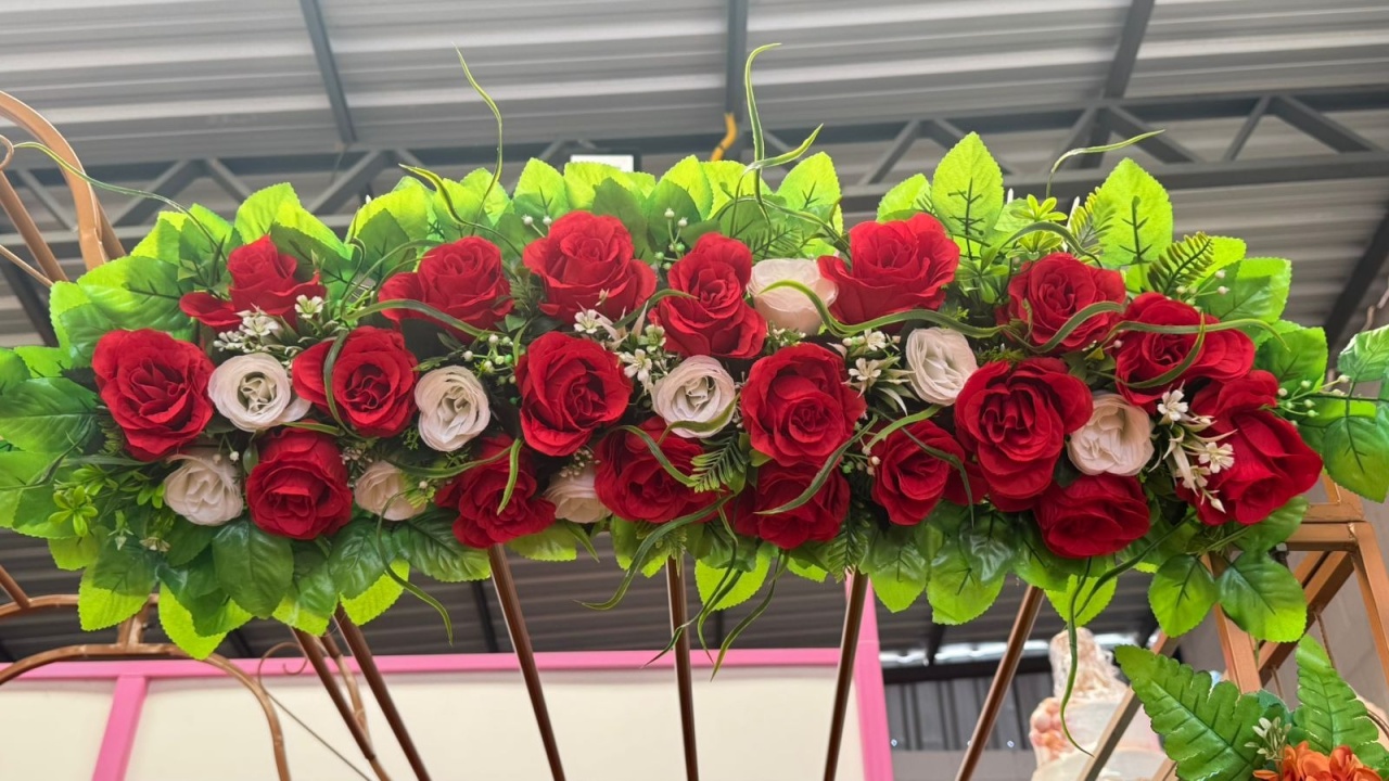Arranjo de Flores P/ Painel Vermelho E Branco G   - suh pegue monte 