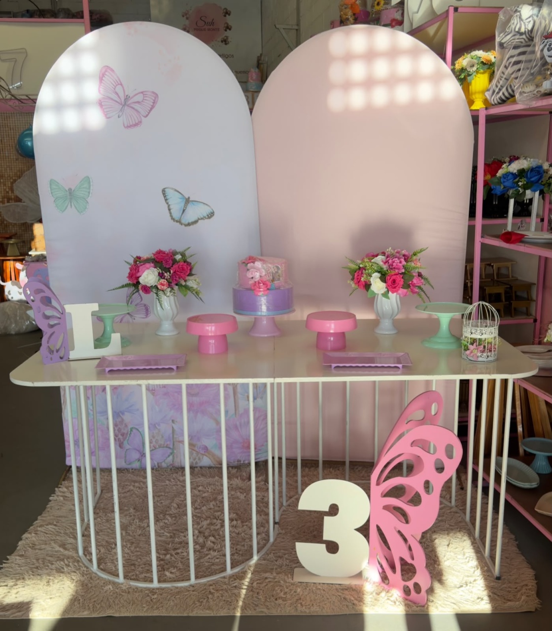 Romano Jardim + Rosa Com Mesa G Branca - suh pegue monte 