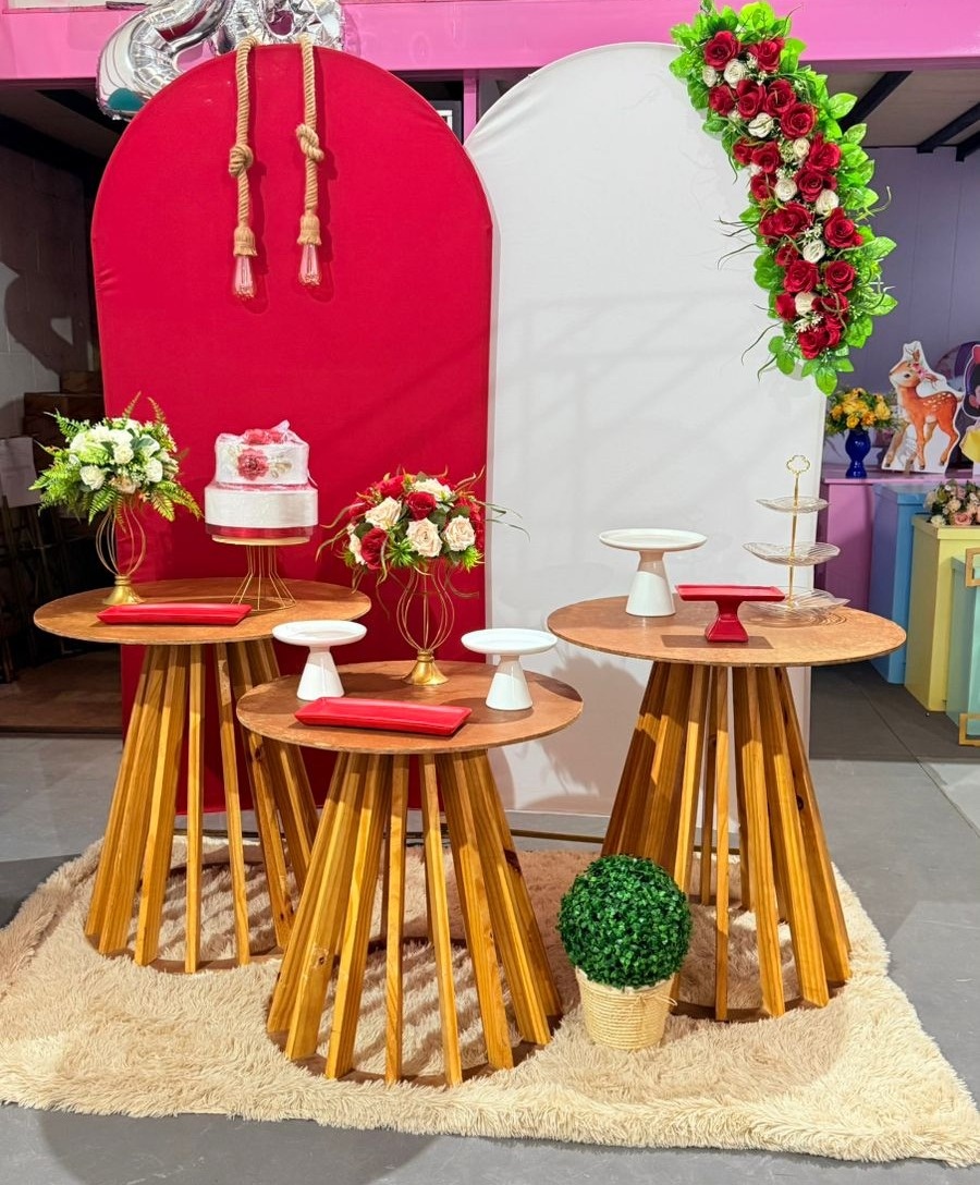 Romanos Vermelho E Branco + Mesas Rustica + Arranjo de Flor - suh pegue monte 