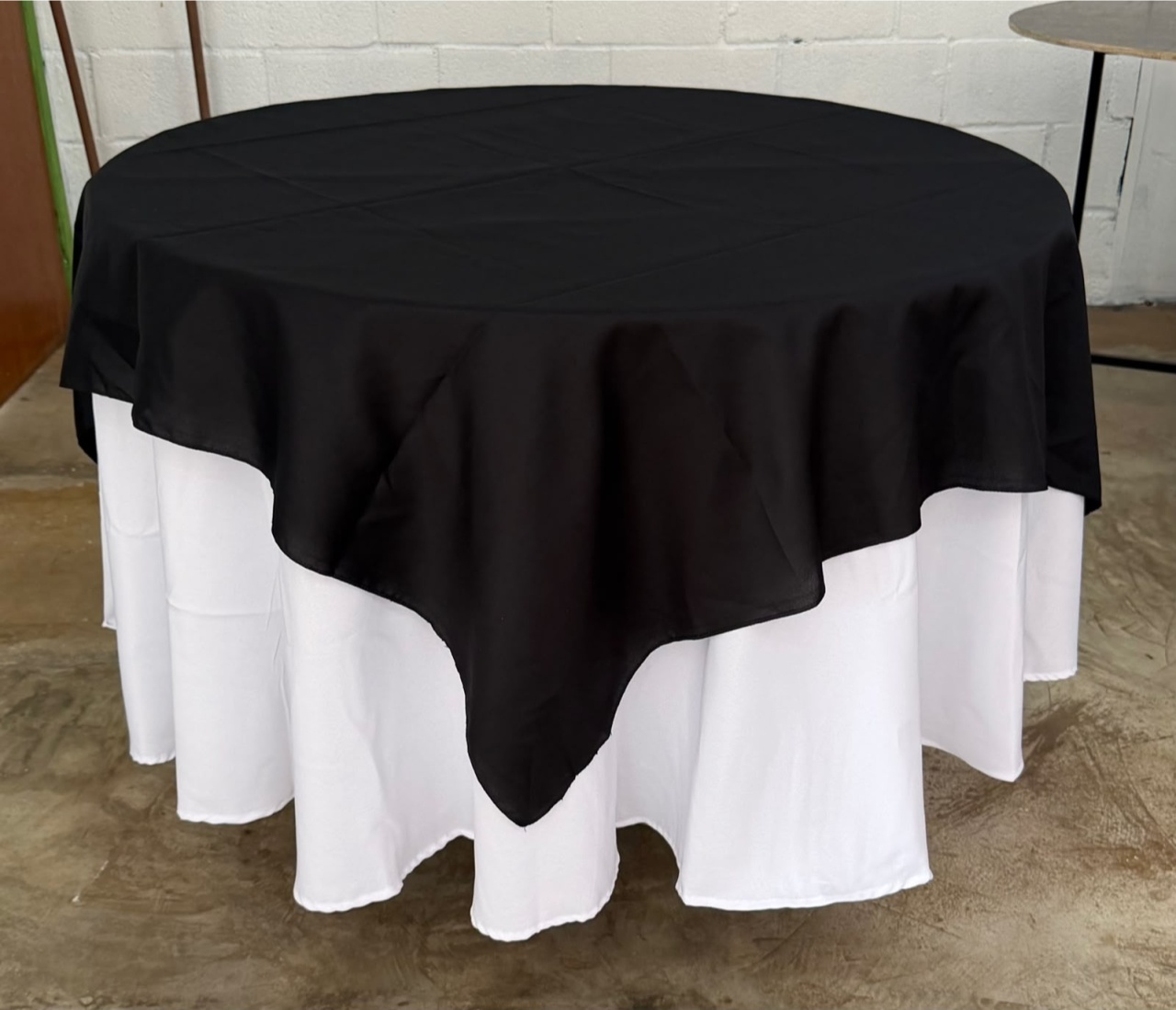 Forro de Mesa 6 Lugares Redondo ( Branco + Cobre Manto Preto) - suh pegue monte 