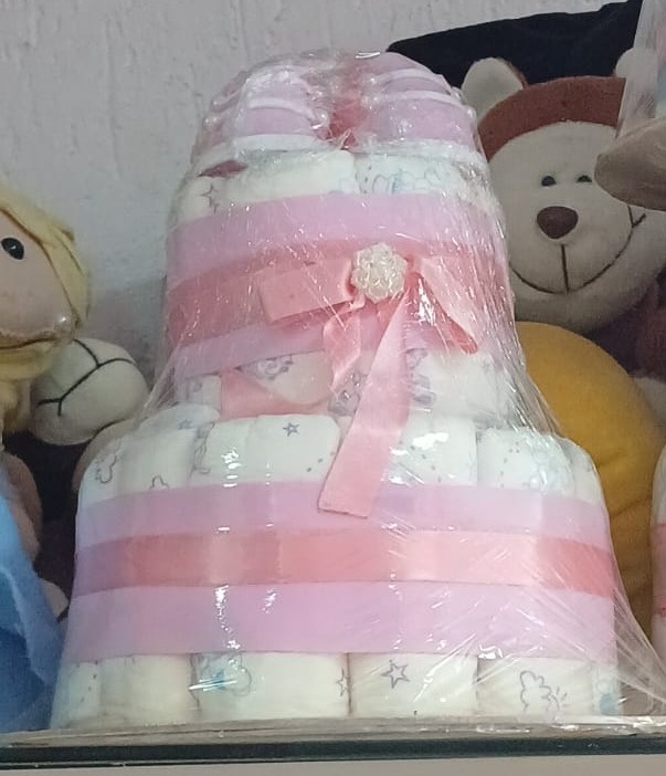 Bolo Fake Fralda Rosa (Sapatinho) - suh pegue monte 