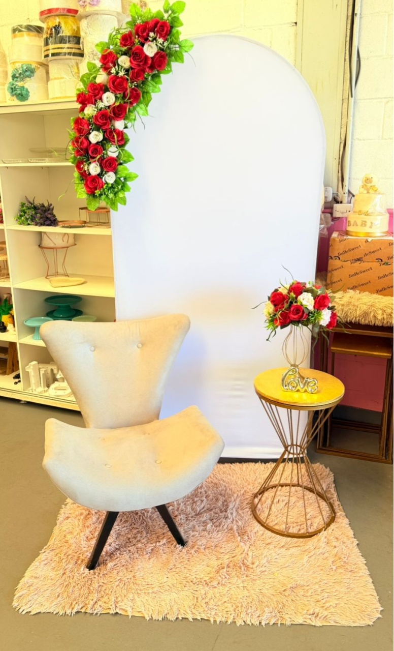 Romano Branco + Poltrona + Arranjo Vermelho  - suh pegue monte 
