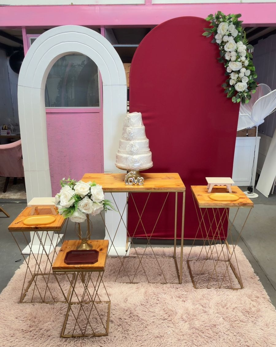 Portal + Romano Marsala  + Kit Mesas Trançadas  E Arranjos de Flores - suh pegue monte 
