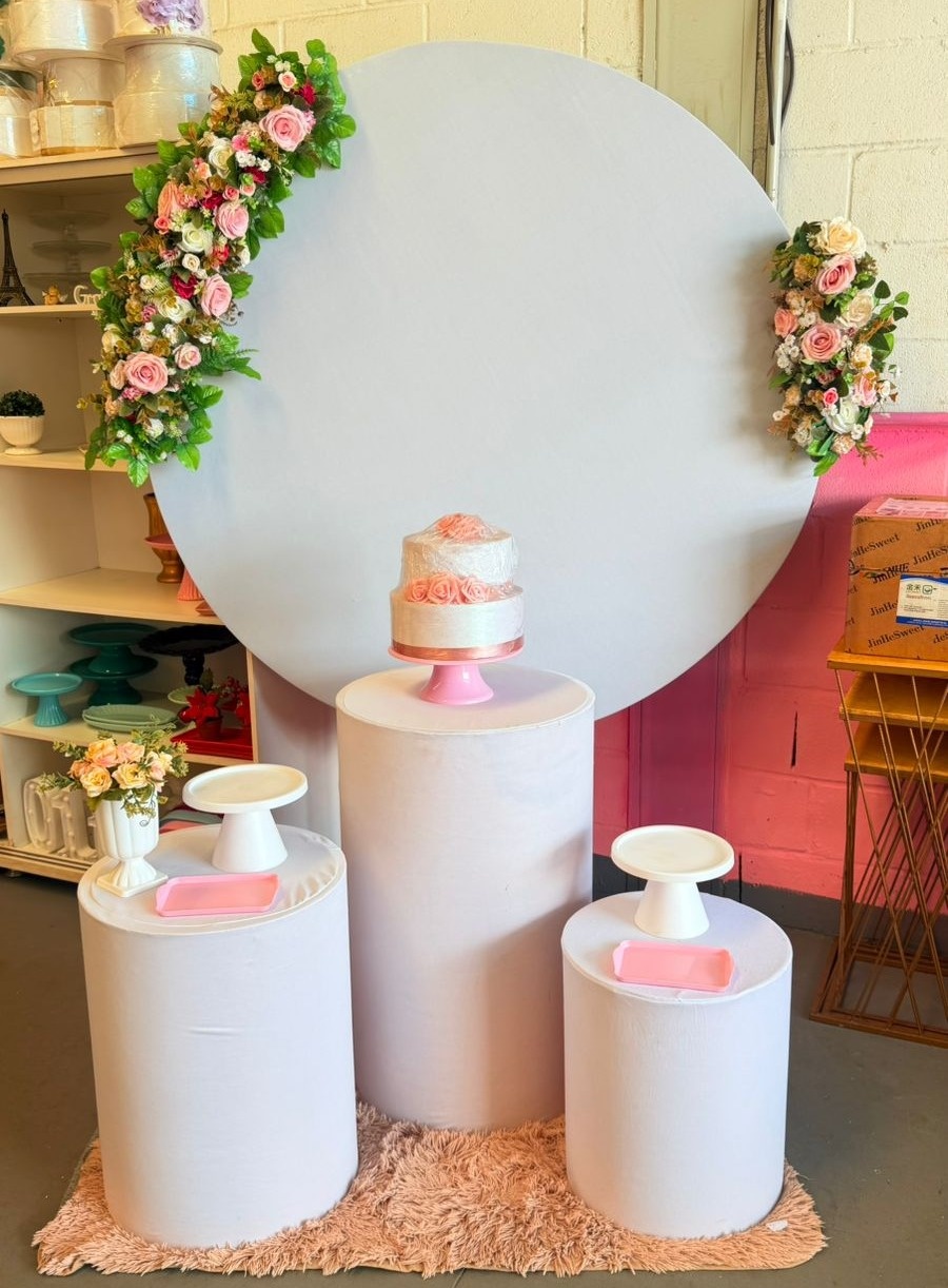 Redondo Branco + Cilindros + Arranjo Rosa  - suh pegue monte 